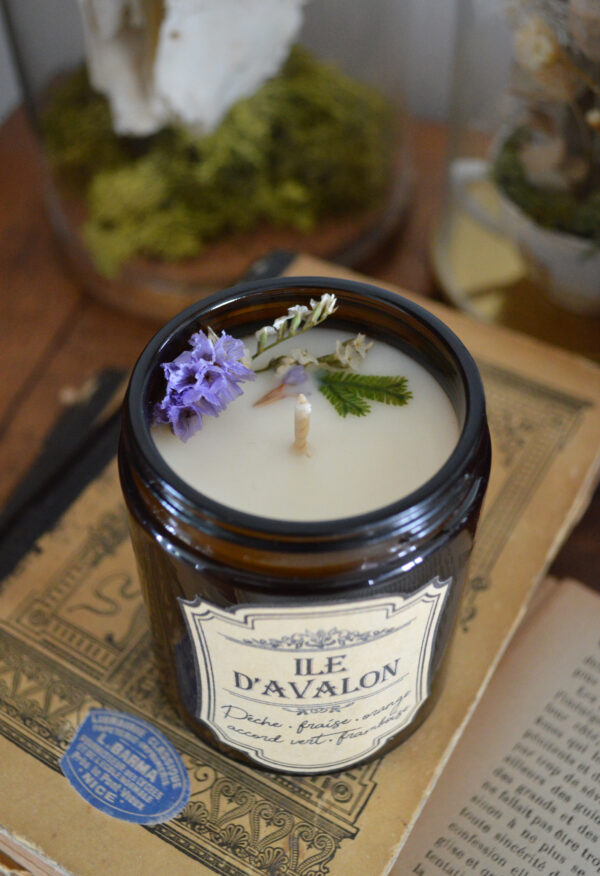 Bougie parfumée dans un pot apothicaire ambré, Ile d'Avalon