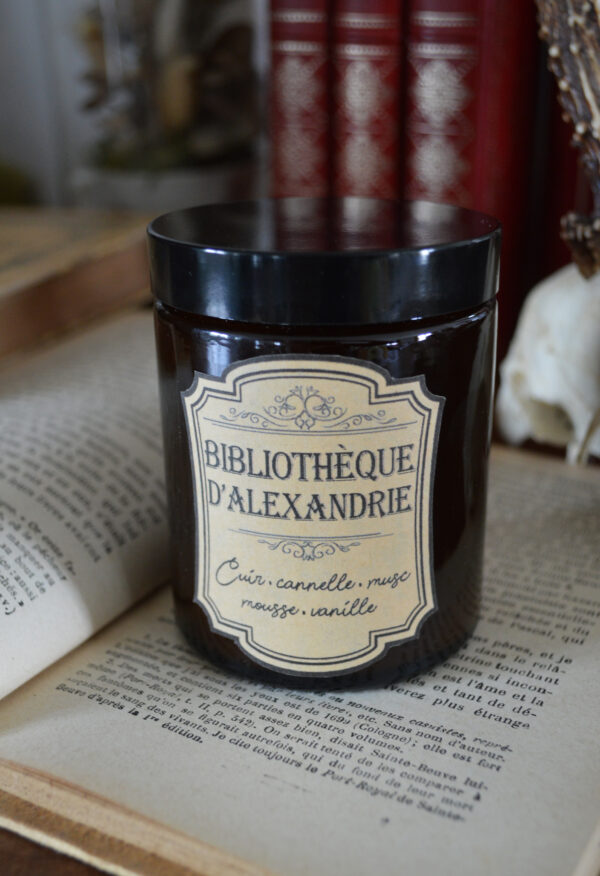 Bougie parfumée dans un pot apothicaire ambré, Bibliothèque d'Alexandrie – Image 2
