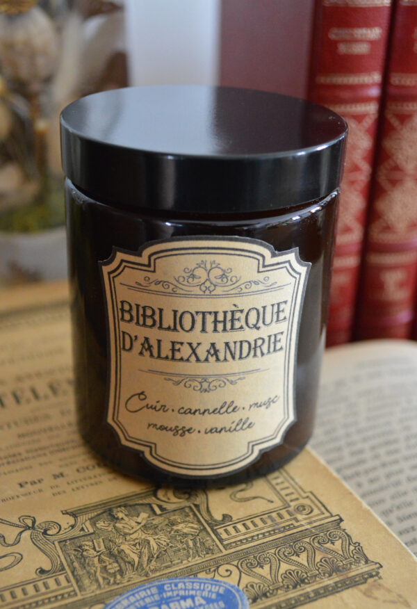 Bougie parfumée dans un pot apothicaire ambré, Bibliothèque d'Alexandrie – Image 3