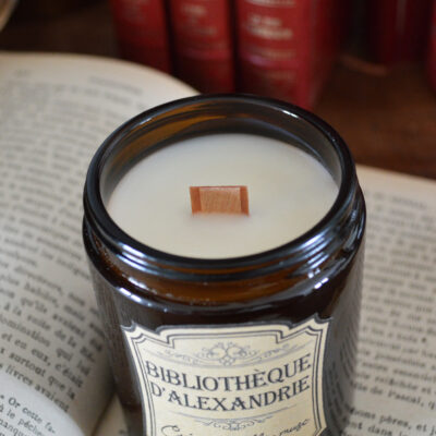 Bougie parfumée dans un pot apothicaire ambré, Bibliothèque d'Alexandrie