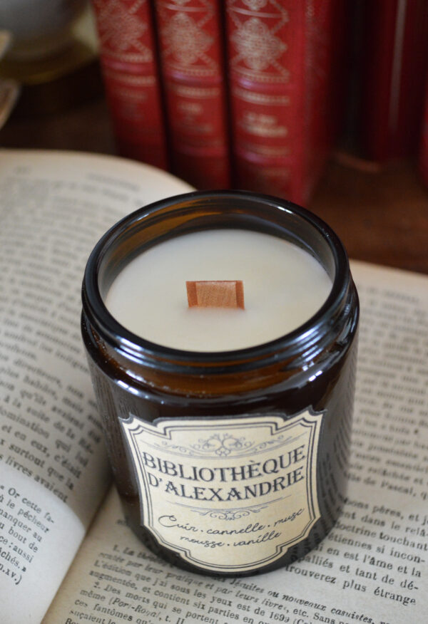 Bougie parfumée dans un pot apothicaire ambré, Bibliothèque d'Alexandrie