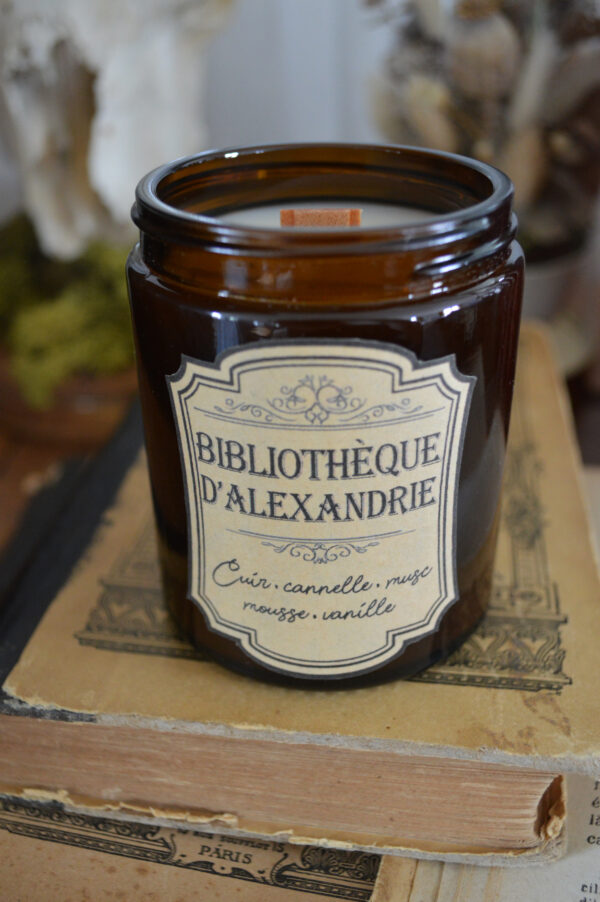 Bougie parfumée dans un pot apothicaire ambré, Bibliothèque d'Alexandrie – Image 5