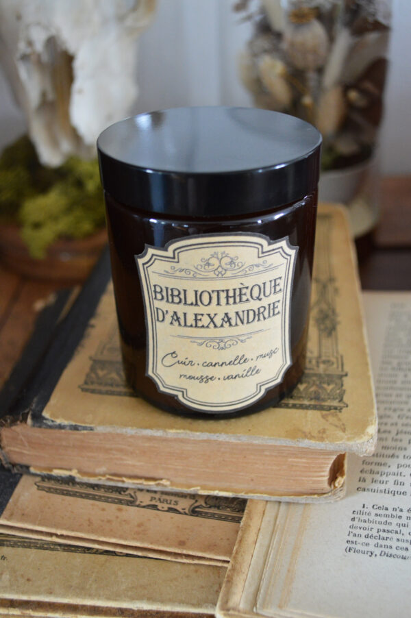 Bougie parfumée dans un pot apothicaire ambré, Bibliothèque d'Alexandrie – Image 4