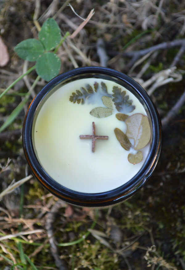 Bougie parfumée dans un pot apothicaire ambré, Forêt de Brocéliande – Image 2
