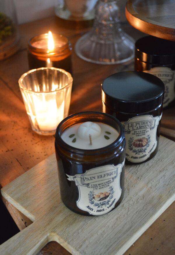 Bougie parfumée dans un pot apothicaire ambré, Le Pudding à l'arsenic – Image 4