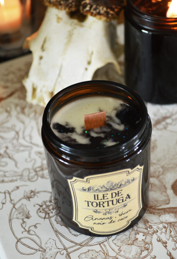 Bougie parfumée dans un pot apothicaire ambré, Ile de Tortuga