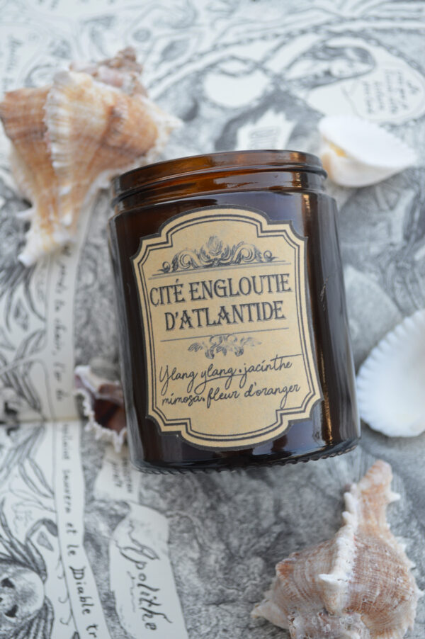 Bougie parfumée dans un pot apothicaire ambré, Cité perdue d'Atlantide – Image 3