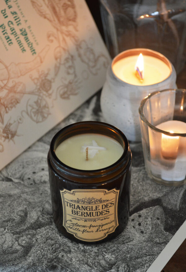 Bougie parfumée dans un pot apothicaire ambré, Triangle des Bermudes – Image 5