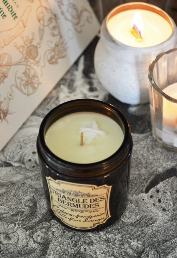Bougie parfumée dans un pot apothicaire ambré, Triangle des Bermudes