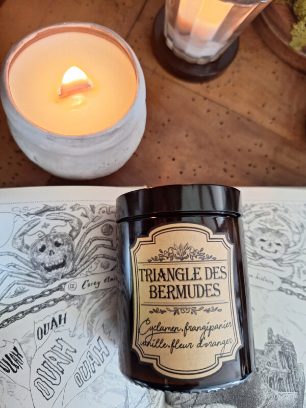 Bougie parfumée dans un pot apothicaire ambré, Triangle des Bermudes – Image 2