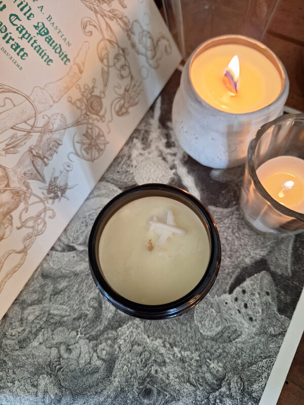 Bougie parfumée dans un pot apothicaire ambré, Triangle des Bermudes – Image 3
