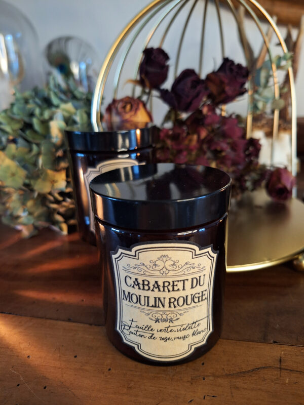 Bougie parfumée dans un pot apothicaire ambré, Cabaret du Moulin Rouge – Image 2