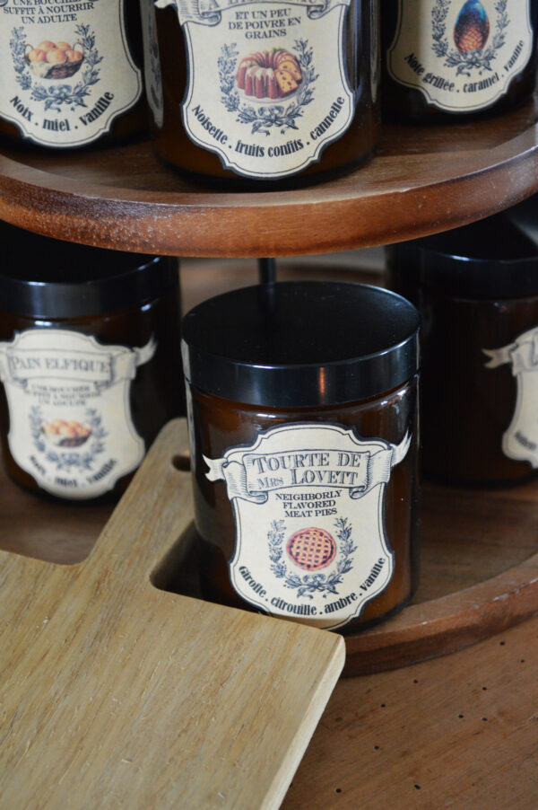 Bougie parfumée dans un pot apothicaire ambré, Tourte de Mrs Lovett – Image 2