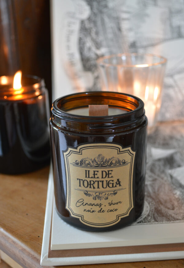 Bougie parfumée dans un pot apothicaire ambré, Ile de Tortuga – Image 3