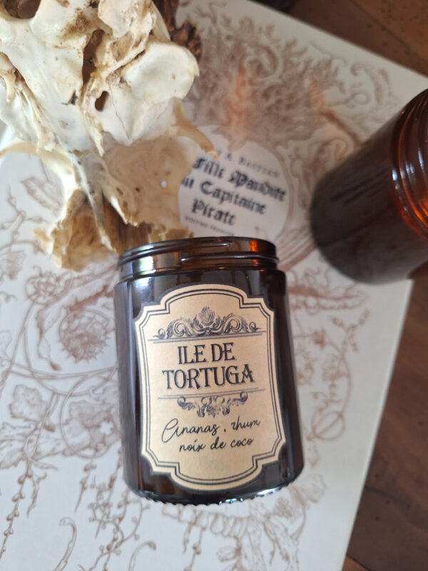 Bougie parfumée dans un pot apothicaire ambré, Ile de Tortuga – Image 5