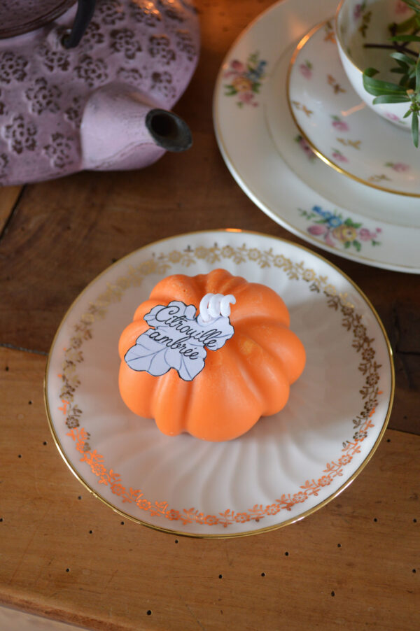 Bougie parfumée en forme de citrouille et sa coupelle chinée – Image 2