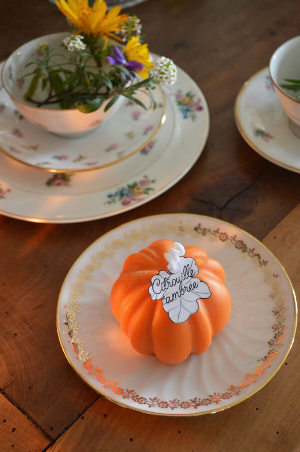 Bougie parfumée en forme de citrouille et sa coupelle chinée