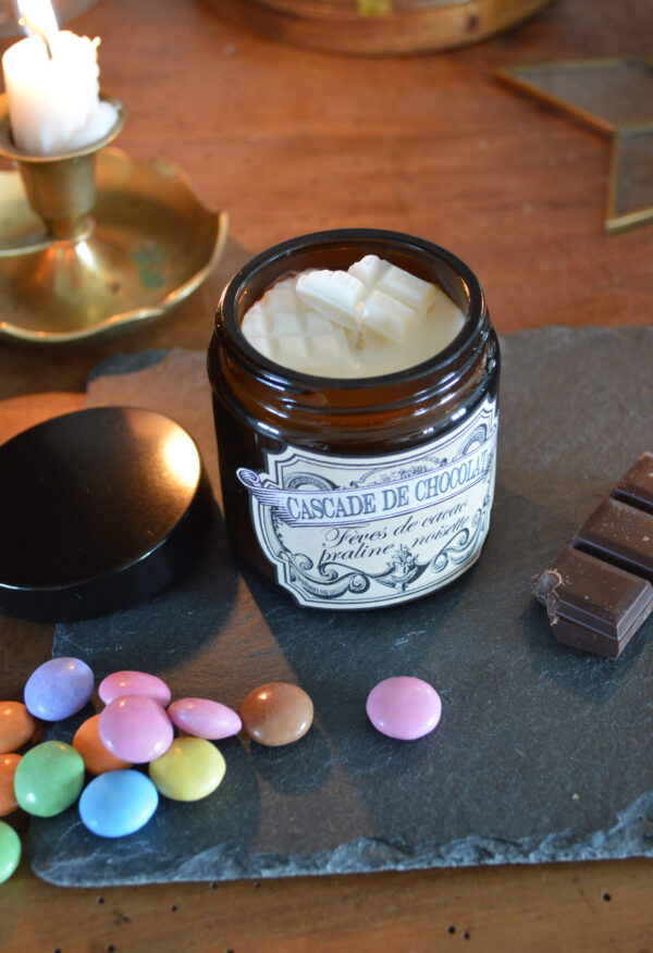Bougie gourmande dans un pot ambré, Cascade de chocolat