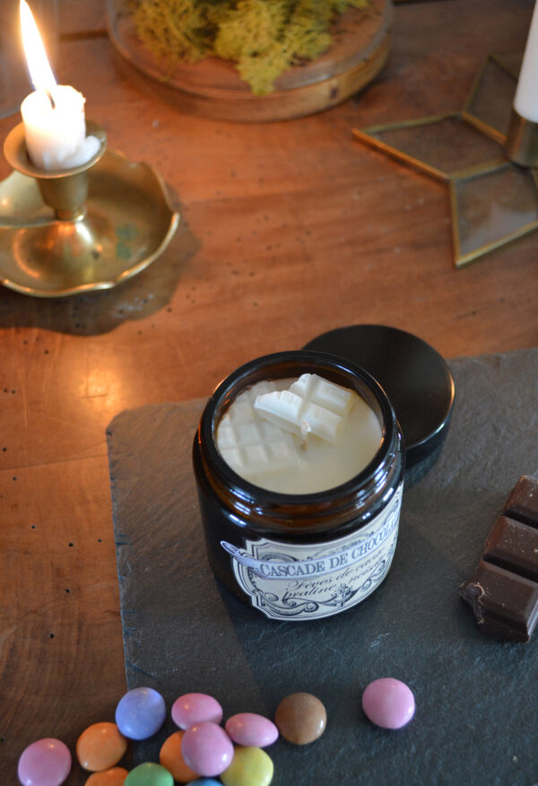 Bougie gourmande dans un pot ambré, Cascade de chocolat – Image 4