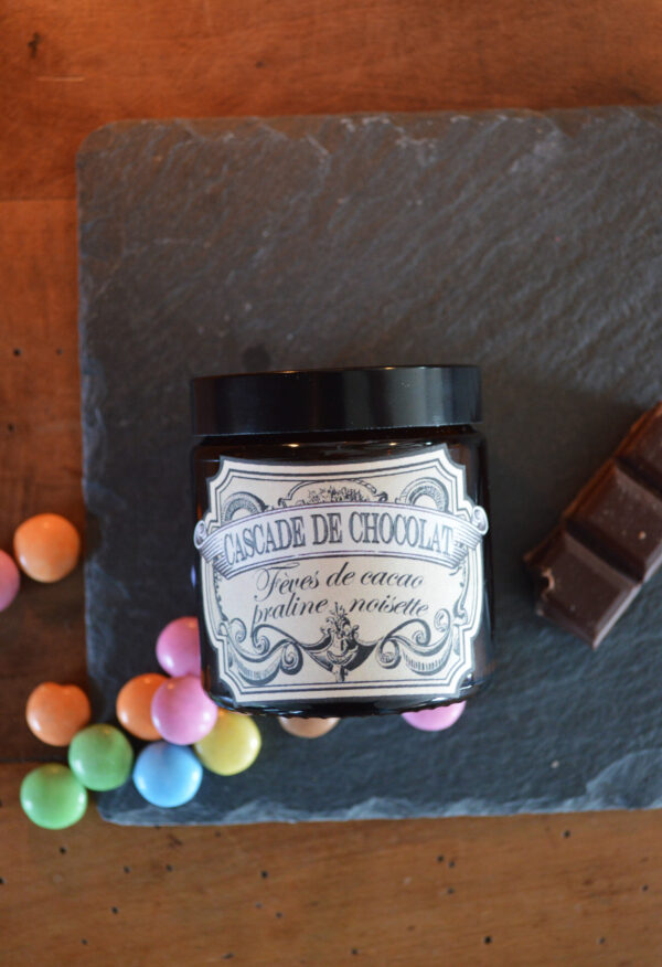Bougie gourmande dans un pot ambré, Cascade de chocolat – Image 3