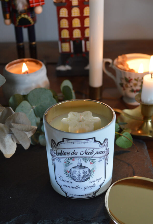Bougie parfumée dans un verre blanc et or, Fantôme des Noëls passés – Image 2