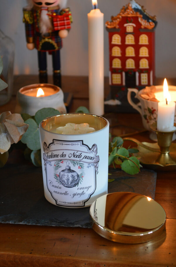 Bougie parfumée dans un verre blanc et or, Fantôme des Noëls passés – Image 4