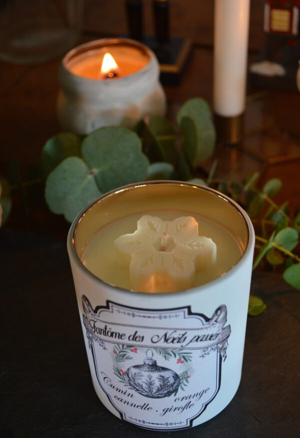 Bougie parfumée dans un verre blanc et or, Fantôme des Noëls passés