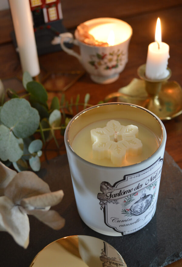Bougie parfumée dans un verre blanc et or, Fantôme des Noëls passés – Image 5