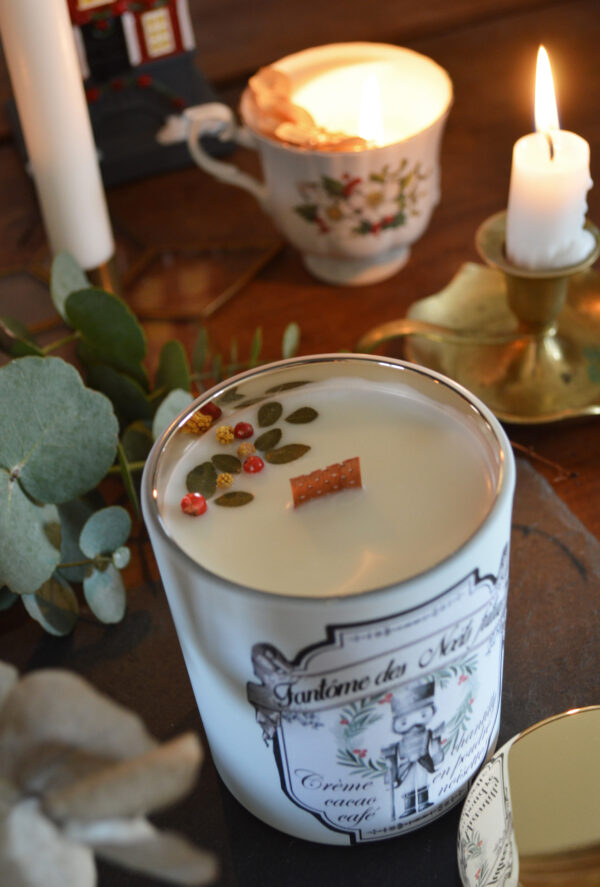 Bougie parfumée dans un verre blanc et or, Fantôme des Noëls futurs