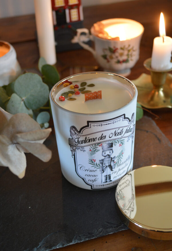 Bougie parfumée dans un verre blanc et or, Fantôme des Noëls futurs – Image 3