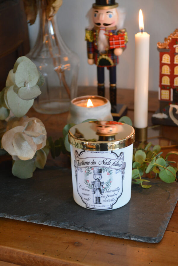 Bougie parfumée dans un verre blanc et or, Fantôme des Noëls futurs – Image 4