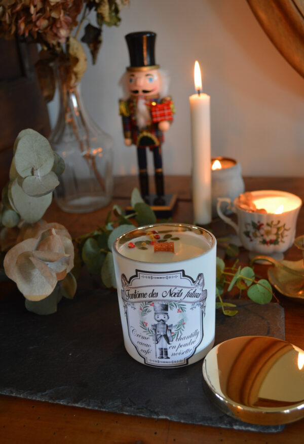 Bougie parfumée dans un verre blanc et or, Fantôme des Noëls futurs – Image 5