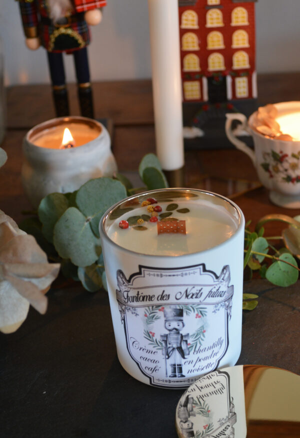 Bougie parfumée dans un verre blanc et or, Fantôme des Noëls futurs – Image 2