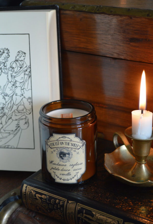Bougie parfumée dans un pot apothicaire ambré, The Elf on the Shelf – Image 2