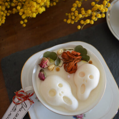 Bougie parfumée dans une tasse chinée : crânes et fleurs séchées, fragrance tarte aux noix