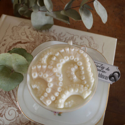 Bougie parfumée dans une tasse chinée : Tentacules de Kraken, fragrance hibiscus