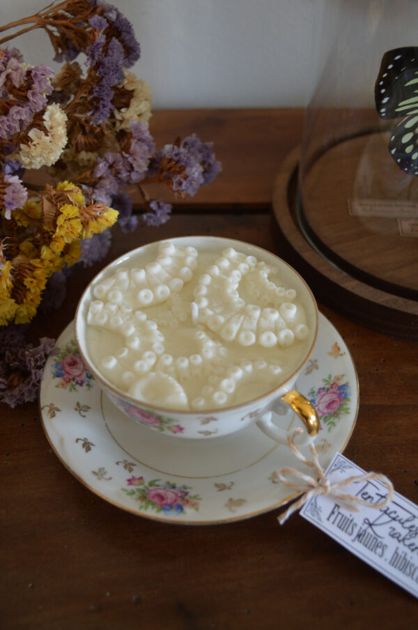 Bougie parfumée dans une tasse chinée : Tentacules de Kraken, fragrance hibiscus – Image 2
