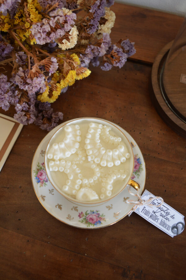 Bougie parfumée dans une tasse chinée : Tentacules de Kraken, fragrance hibiscus