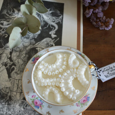 Bougie parfumée dans une tasse chinée : Tentacules de Kraken, fragrance Tarte aux noix