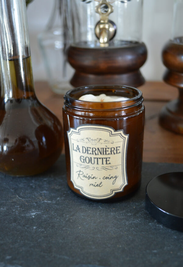 Bougie parfumée dans un pot apothicaire ambré, La Dernière Goutte – Image 2