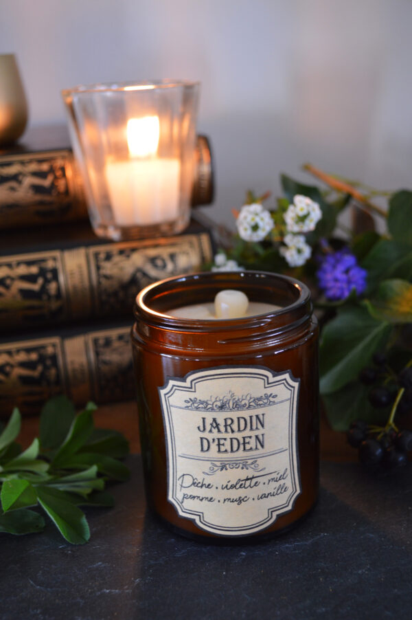 Bougie parfumée dans un pot apothicaire ambré, Jardin d'Eden – Image 3
