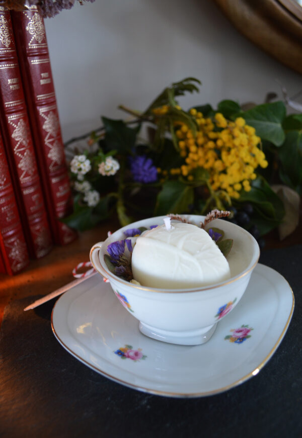 Bougie parfumée dans une tasse chinée : Ex Voto, fragrance fleurie et vanillée – Image 2