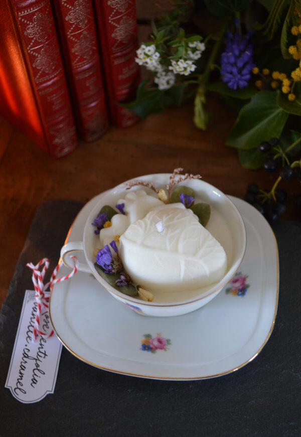 Bougie parfumée dans une tasse chinée : Ex Voto, fragrance fleurie et vanillée – Image 3