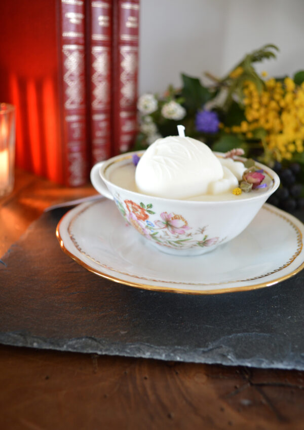 Bougie parfumée dans une tasse chinée : Ex voto, fragrance fleurie – Image 3