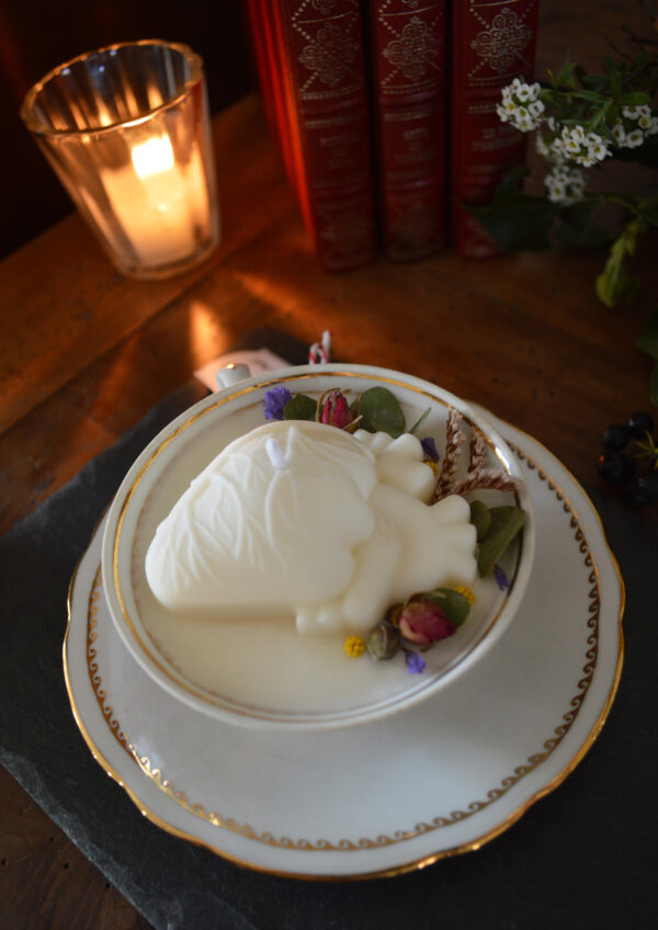 Bougie parfumée dans une tasse chinée : Ex voto, fragrance fleurie – Image 2
