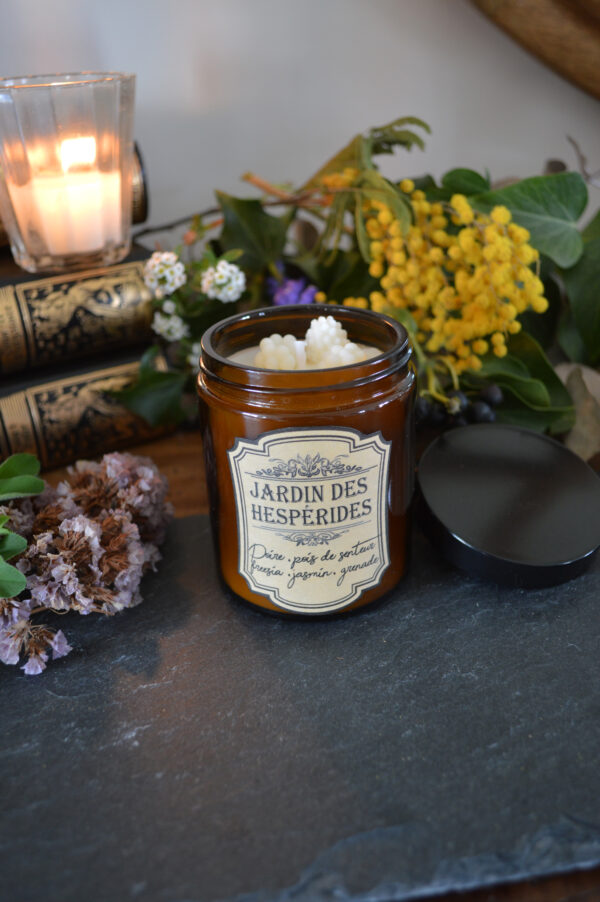 Bougie parfumée dans un pot apothicaire ambré, Jardin des Hespérides – Image 3