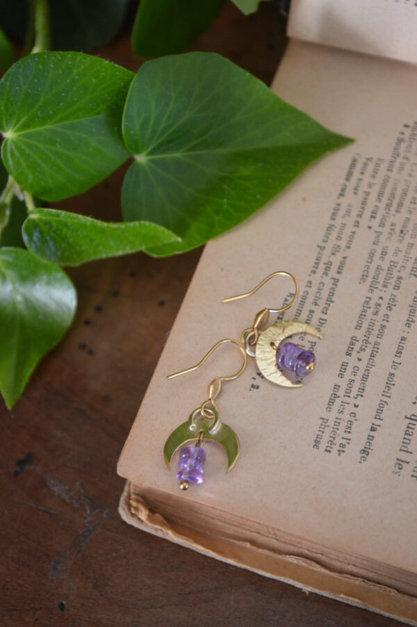 Boucles d'oreilles petites lunes texturées et améthystes – Image 4