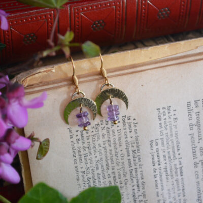 Boucles d'oreilles petites lunes texturées et améthystes