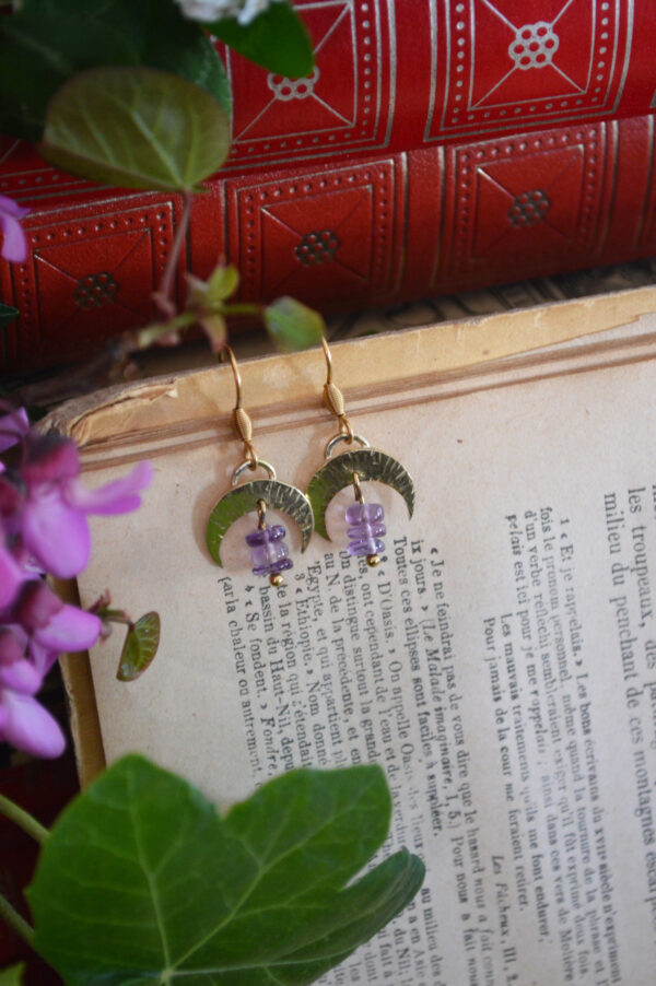 Boucles d'oreilles petites lunes texturées et améthystes