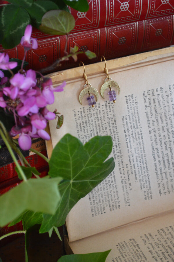 Boucles d'oreilles petites lunes texturées et améthystes – Image 3